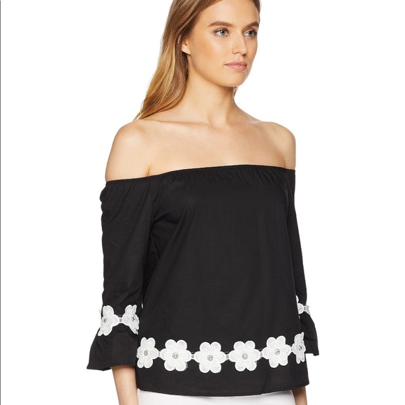 ROMEO & JULIET COUTURE Floral Embroidered Top - Picture 4 of 5
